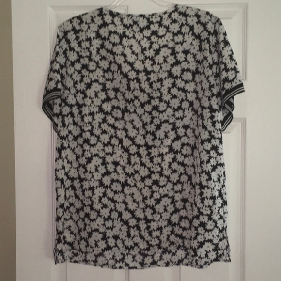 Jones New York Short Sleeve Top. - Picture 2 of 4